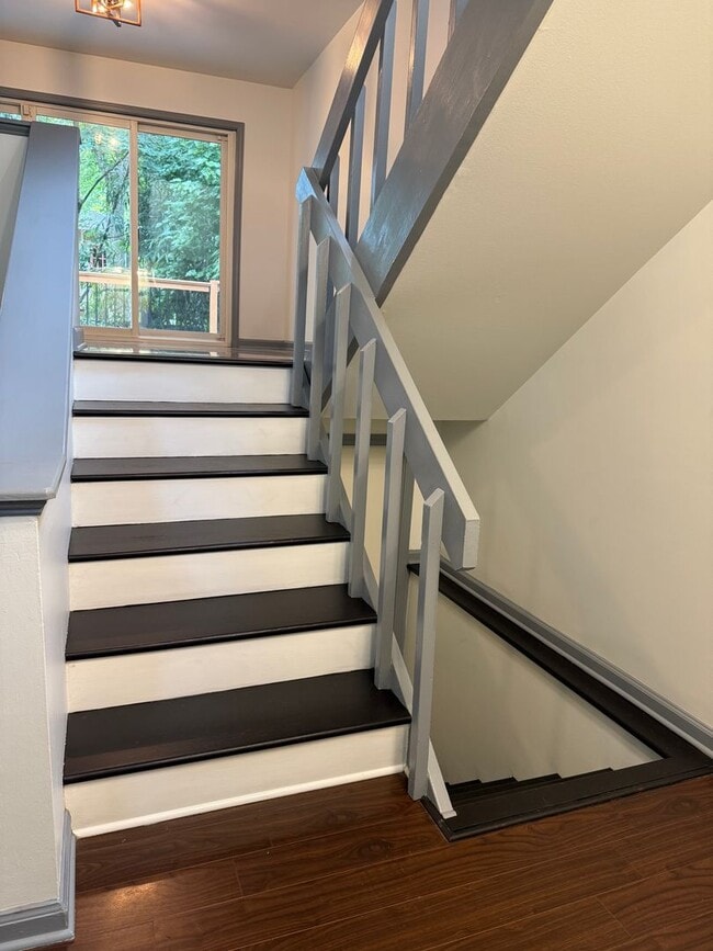 Building Photo - Centrally Located 2 BED/1.5 BATH TOWNHOME ...
