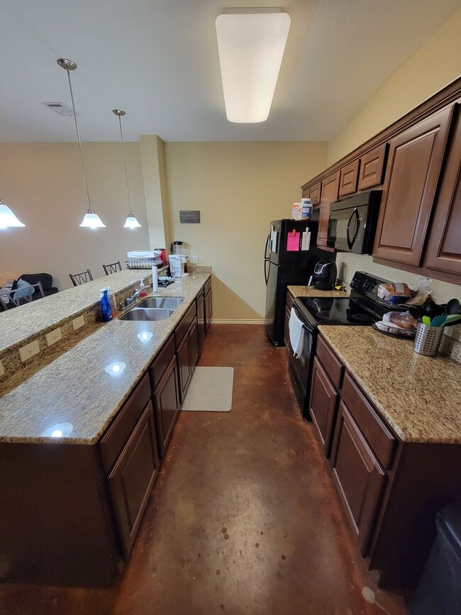 Building Photo - College Station - 3 bedroom / 3 bath / fen...