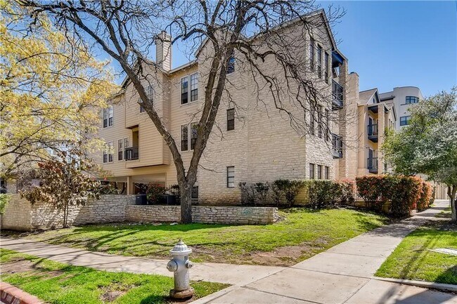 Building Photo - 711 W 21st St