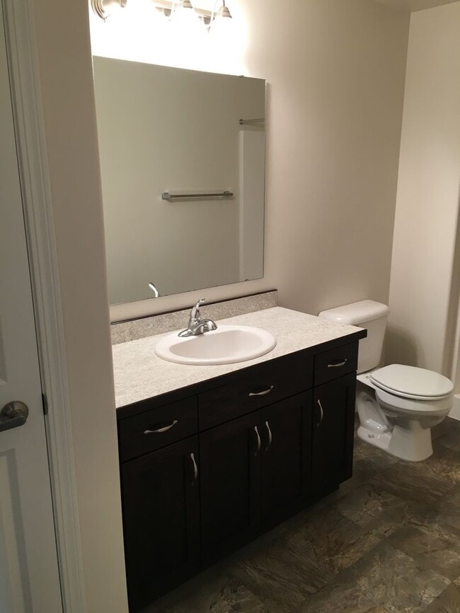 Building Photo - 3 Bed 2 Bath Twin Home