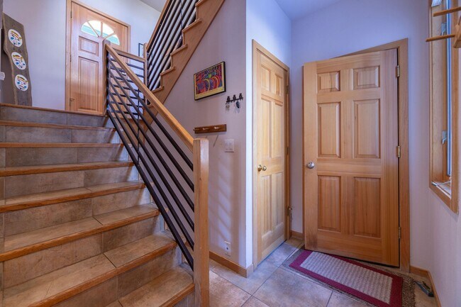 Building Photo - Attached garage! Beautiful views! Heart of...