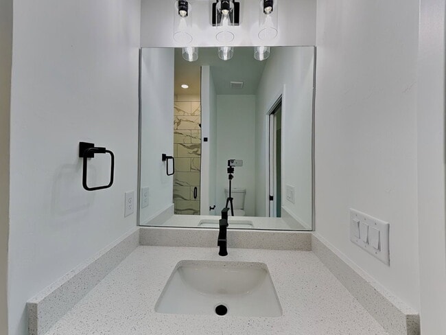 Building Photo - 1127 Highlands Rd