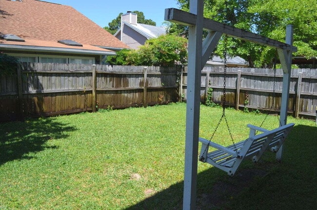 Building Photo - "Charming 3-Bedroom Home in Fort Walton Beach!"