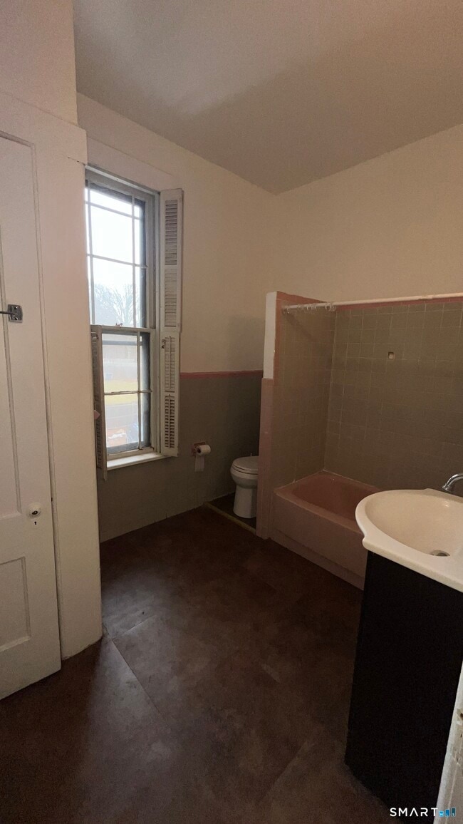 Building Photo - 49 Edgewood Way