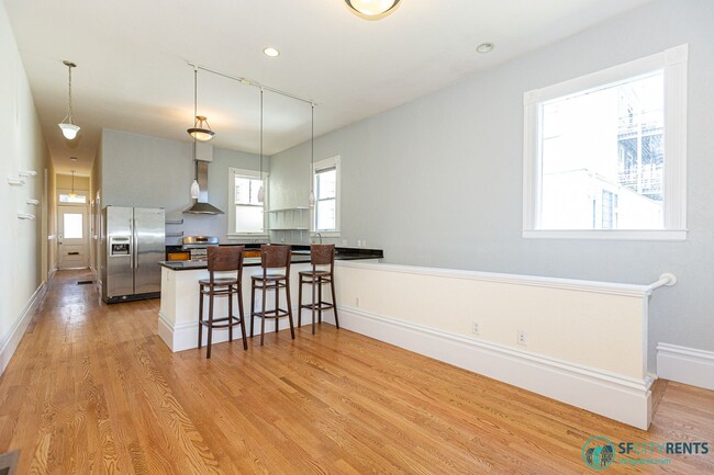 Building Photo - Noe Valley: House-like Apartment w/ 2 Bonus Rooms, Open Floor Plan & W/D in-unit