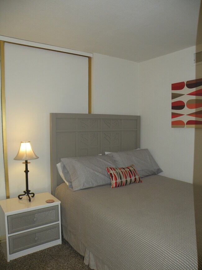 Queen bed - 5300 E Waverly Dr