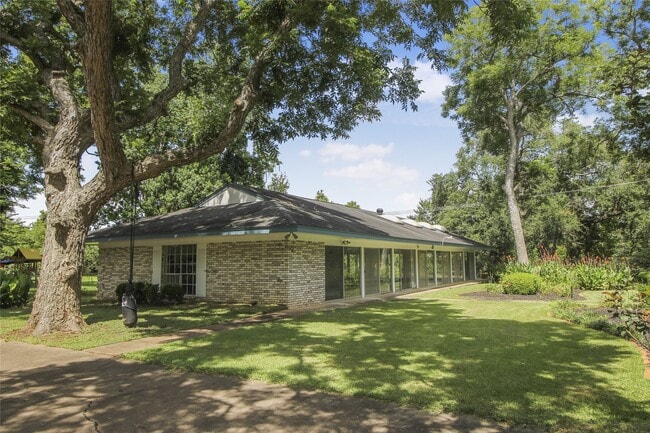 Building Photo - 536 Oak Dr