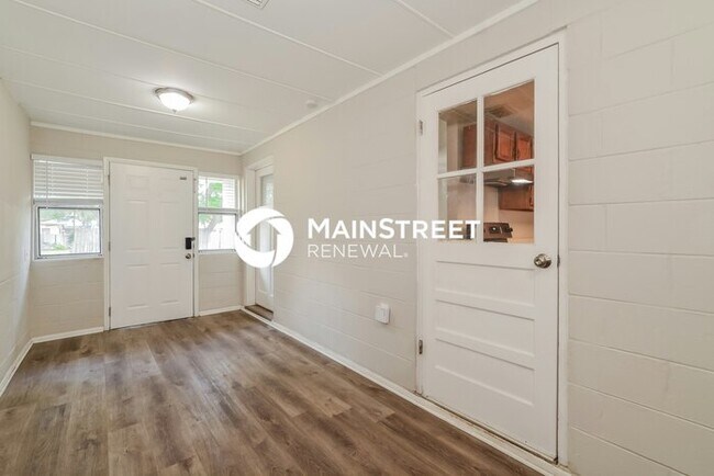 Building Photo - 3 Bedroom Pet-Friendly Home in DELAND, FL with Main Street Renewal