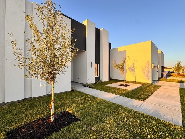 Building Photo - 6702 El Bosal Ln