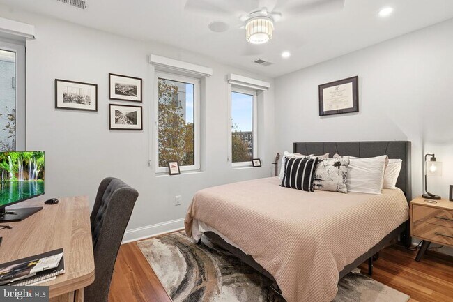 Building Photo - 331 W St NE