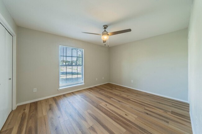 Building Photo - 802 Birchwood Dr