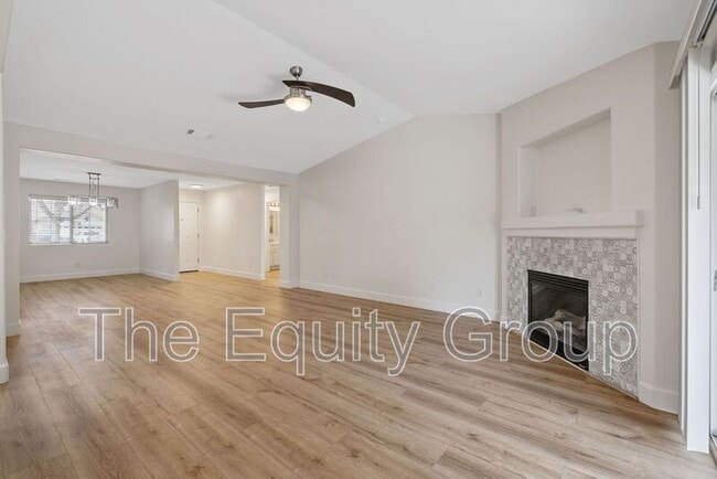 Building Photo - 3835 E Oak Ave