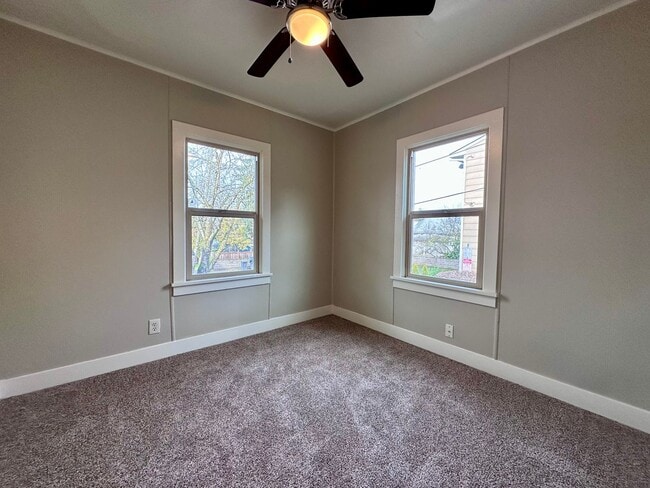 Building Photo - Adorable Home in a Historic Oregon City Neighborhood