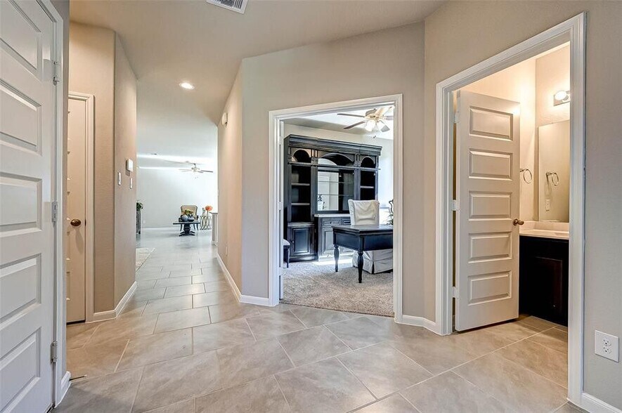 Building Photo - 8527 Golden Field Dr