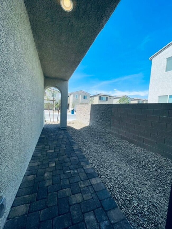 Building Photo - BEAUTIFUL 4 BEDROOM + LOFT HOME LOCATED IN...