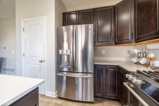 Building Photo - 4032 Stonehill Wy