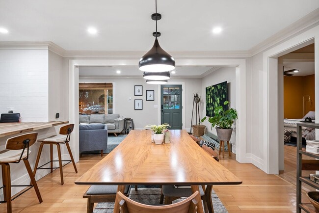 Building Photo - Furnished Downtown Bungalow!