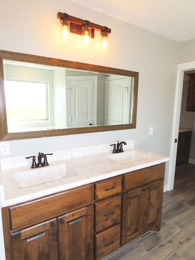 Building Photo - Stunning 4 Bedroom, 2 Bath Home in Lindale