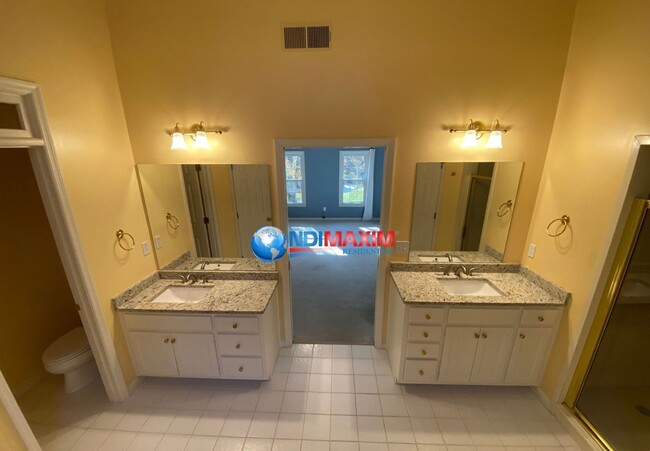 Building Photo - Spacious 6 bedrooms house in the NORTHVIEW...