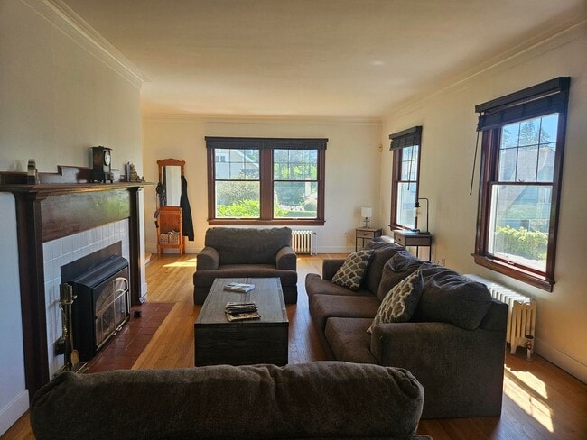 Building Photo - 5bd 5ba Stunning Home