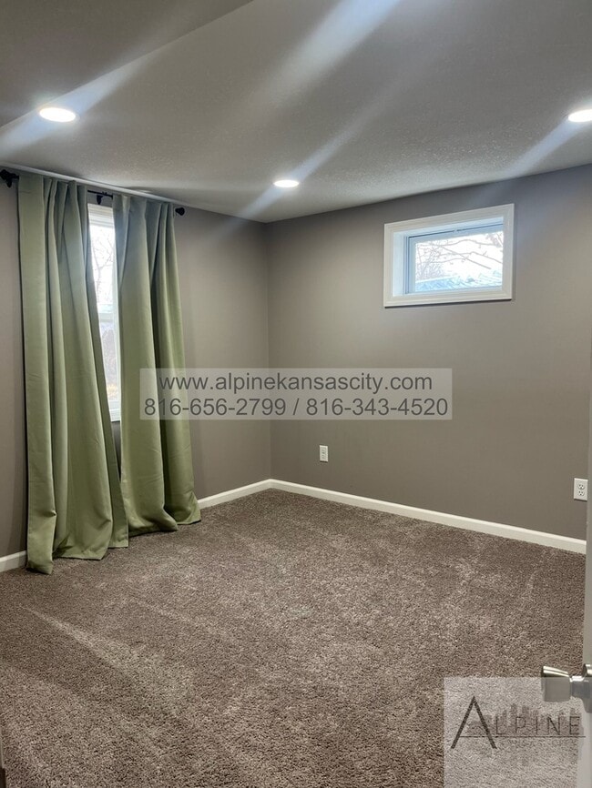 Building Photo - 5 Bedrooms, PLUS Rec Room in Gladstone!