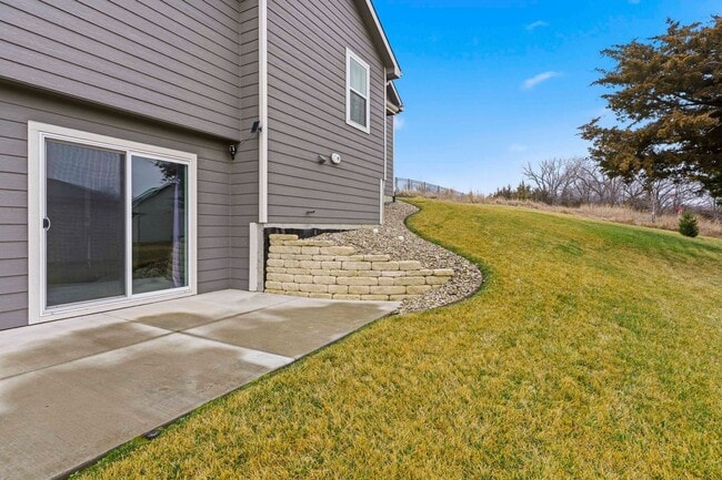 Building Photo - Stunning 6 Bed, 3 Bath Heritage Hills Home | 3-Car Garage | Walk-Out Basement