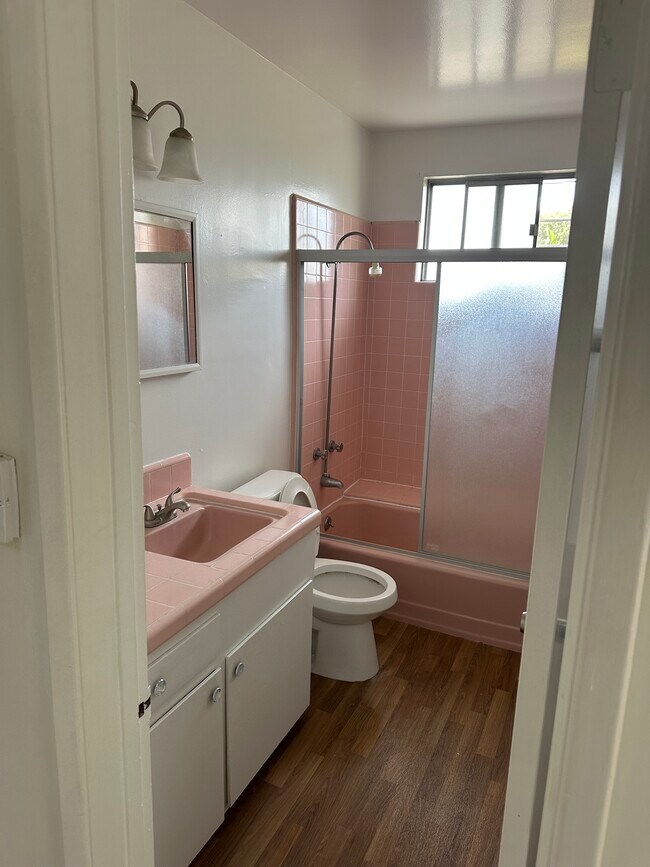 Building Photo - 10514 Moorpark St