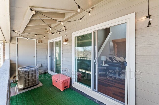 Building Photo - 12024 W Cross Dr