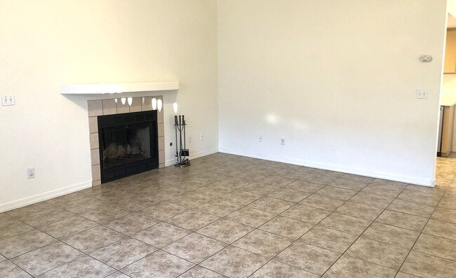 Building Photo - Centrally Located