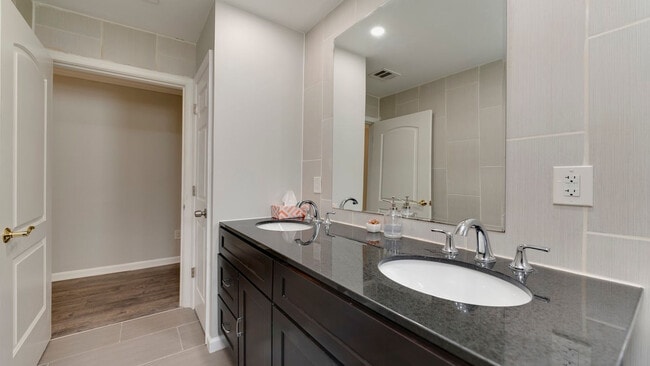 Building Photo - 48 E Reed Ave