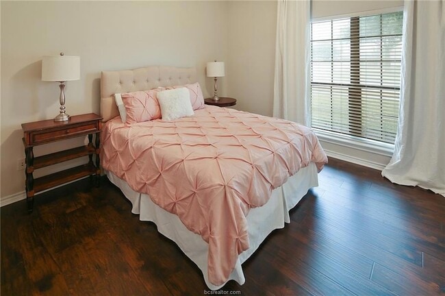 Building Photo - 200 Karten Ln