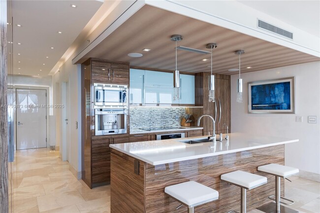 Building Photo - 5875 Collins Ave