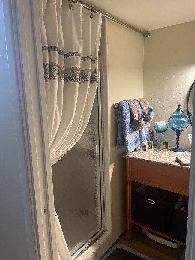 Building Photo - Lovely 2 Bedroom and 2 Bathroom Condo!