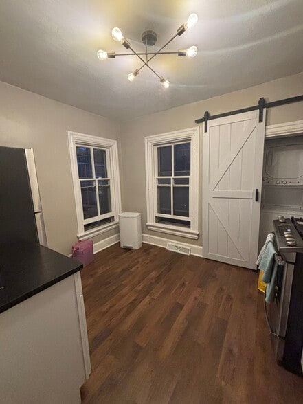 In unit washer and dryer; Eat In Kitchen; Granite Counter Tops - 152 E James St
