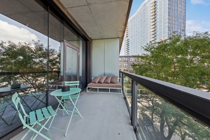 Building Photo - 860 W Blackhawk St