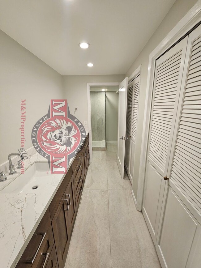Building Photo - 5704 S Waterbury Way