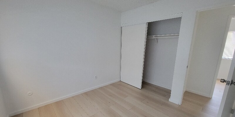 Building Photo - 10 Paramount Cir