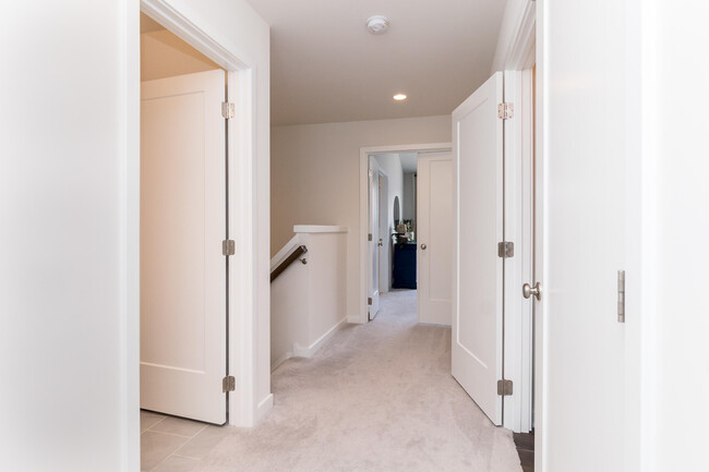Building Photo - 2865 Rayfield Ave