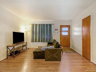 Living Room - 822 Edgewood Pl