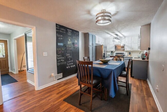 Building Photo - 725 Swamp Creek Dr