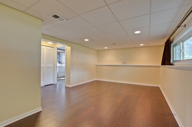 Building Photo - 648 N Greenview Ave