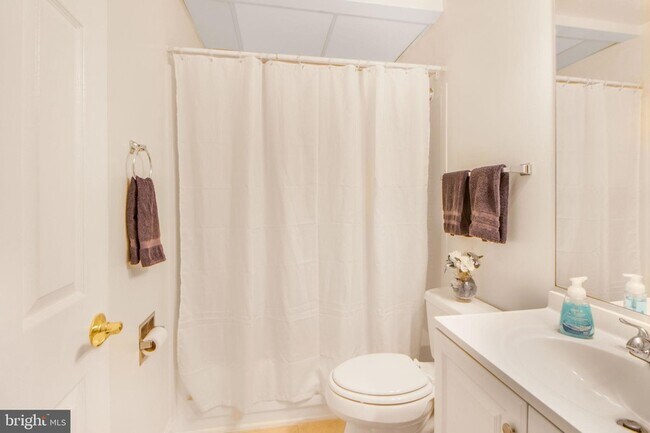 Building Photo - 4 Banyan Wood Ct