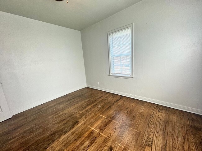 Building Photo - Adorable two-bedroom One-bathroom house located in the Kendall-Whittier neighborhood!