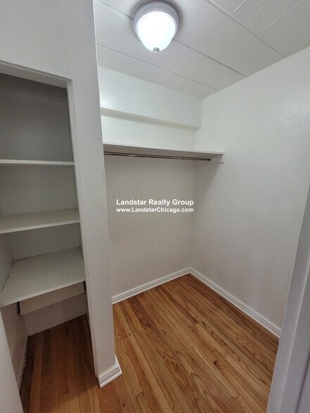 Building Photo - 1359 W Touhy Ave