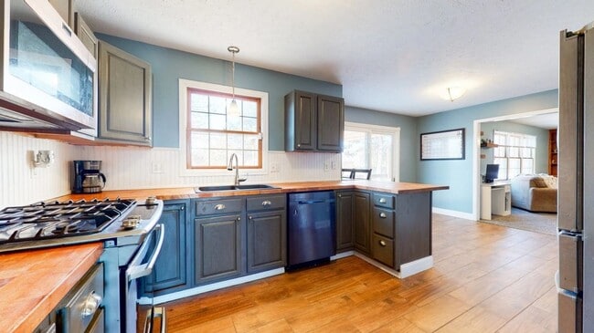 Building Photo - Stunning 4-Bedroom, 3.5-Bath Home with Ove...