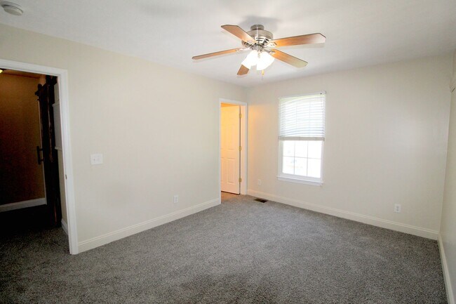 Building Photo - 2 bedroom 2.5 bathroom townhome for rent! ...