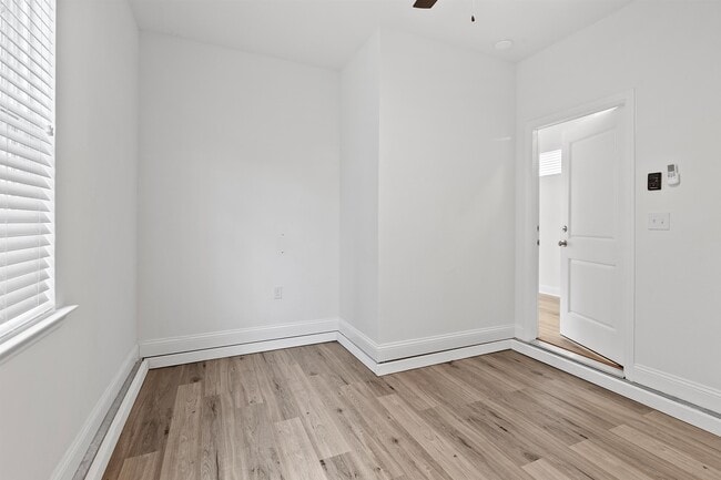 Building Photo - 5643 Fletcher Oaks Dr