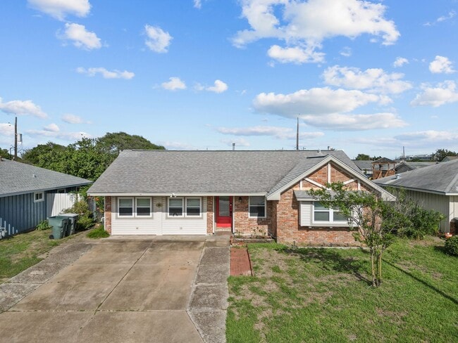 Primary Photo - Great 3 Bedroom close to the Beach!