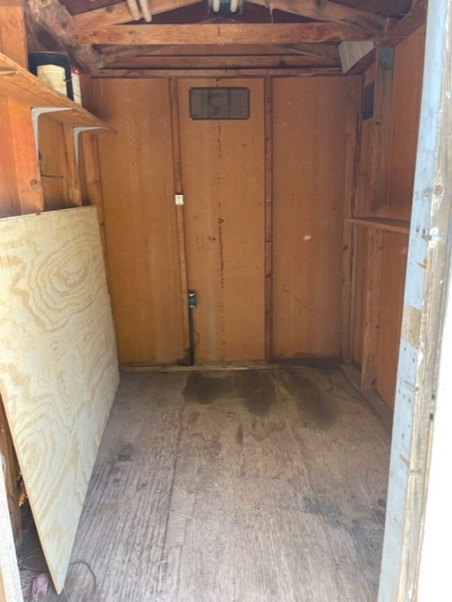 Building Photo - 2 Bedroom In Bridgeport on .36 of an acre-...
