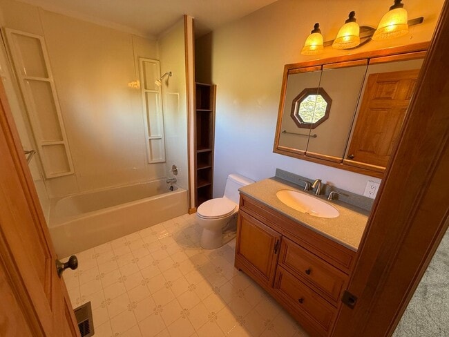 Building Photo - 3 Bed 2 Bath Large Semi-Rural Modern Beautiful Home